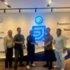 BANGUN KERJA SAMA: Jabar Ekspres Grup resmi bekerja sama dengan Aquarev untuk pengembangan bisnis budidaya udang ditandai dengan MoU bertempat di kantor Jabar Ekspres. (FOTO DOK JABAR EKSPRES).