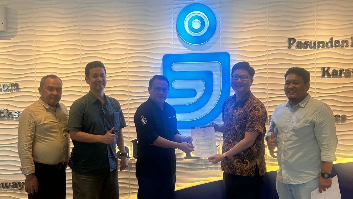 BANGUN KERJA SAMA: Jabar Ekspres Grup resmi bekerja sama dengan Aquarev untuk pengembangan bisnis budidaya udang ditandai dengan MoU bertempat di kantor Jabar Ekspres. (FOTO DOK JABAR EKSPRES).