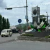 Tugu adipura di persimpangan jalan Nasional dekat Pos Jembar rusak, Selasa (8/4/2025). Bertahun-tahun rusak tak kunjung diperbaiki oleh pemerintah setempat. (Cecep Herdi/Jabar Ekspres)