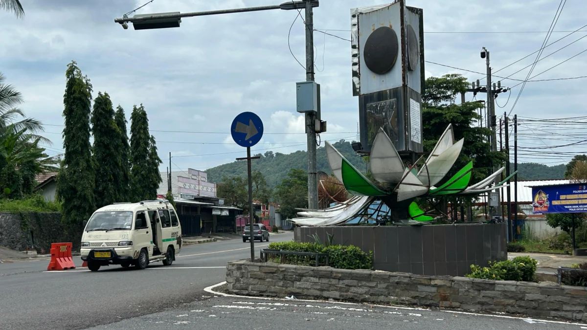 Tugu adipura di persimpangan jalan Nasional dekat Pos Jembar rusak, Selasa (8/4/2025). Bertahun-tahun rusak tak kunjung diperbaiki oleh pemerintah setempat. (Cecep Herdi/Jabar Ekspres)