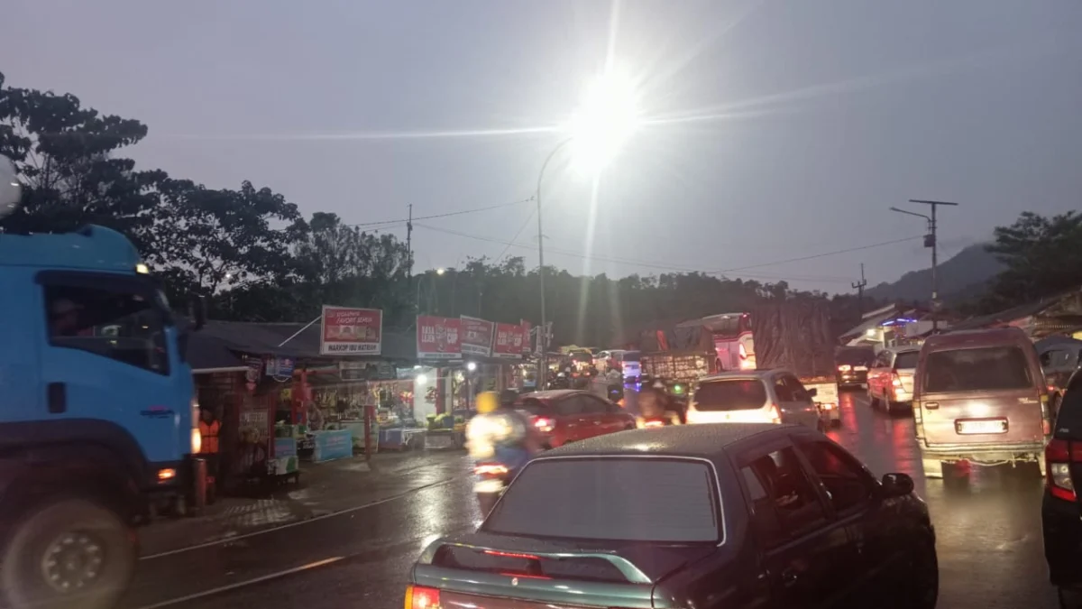 Situasi kepadatan arus balik di Lingkar Gentong, Tasikmalaya, pada Jumat (7/4) sore. (Nizar/Jabar Ekspres)