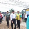 Wali Kota Cimahi, Ngatiyana bersama Kepala DPUPR Kota Cimahi, Wilman Sugiansyah (Mong)