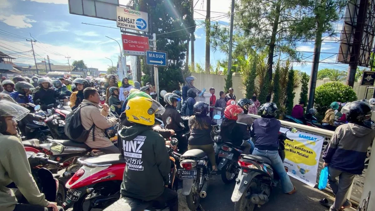 Ilustrasi pemilik kendaraan yang tengah mengantre untuk mengikuti program penghapusan tunggakan pajak kendaraan bermotor di Samsat Cimareme Bandung Barat. Selasa (8/4). Dok Jabar Ekspres/Suwitno