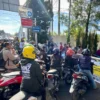 Ratusan kendaraan antre hanya untuk mengikuti program penghapusan tunggakan pajak kendaraan bermotor di Samsat Cimareme Bandung Barat. Selasa (8/4). Dok Jabar Ekspres/Suwitno
