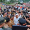 Gubernur Jawa Barat, Dedi Mulyadi saat meninjau lokasi amblasnya Jalan R. Saleh Danasasmita, Batutulis Kota Bogor, Senin (14/4) Sore. (Yudha Prananda / Jabar Ekspres)