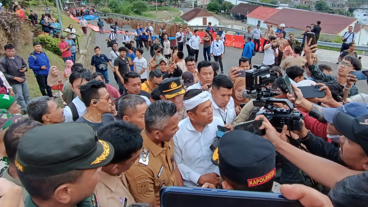 Gubernur Jawa Barat, Dedi Mulyadi saat meninjau lokasi amblasnya Jalan R. Saleh Danasasmita, Batutulis Kota Bogor, Senin (14/4) Sore. (Yudha Prananda / Jabar Ekspres)