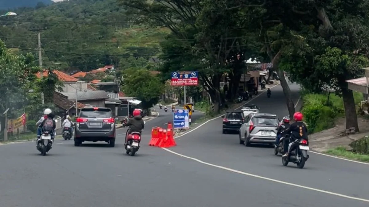 Arus lalu lintas di wilayah Nagreg, Kabupaten Bandung pada H+2 lebaran, Rabu (2/4/2025) terpantau ramai lancar. Foto Agi