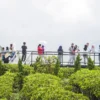 Wisatawan berfoto di wahana kebun teh Nimo Skybridge di objek wisata Nimo Highland, Pangalengan, Kabupaten Bandung, Jum'at (4/4). Foto: Dimas Rachmatsyah / Jabar Ekspres