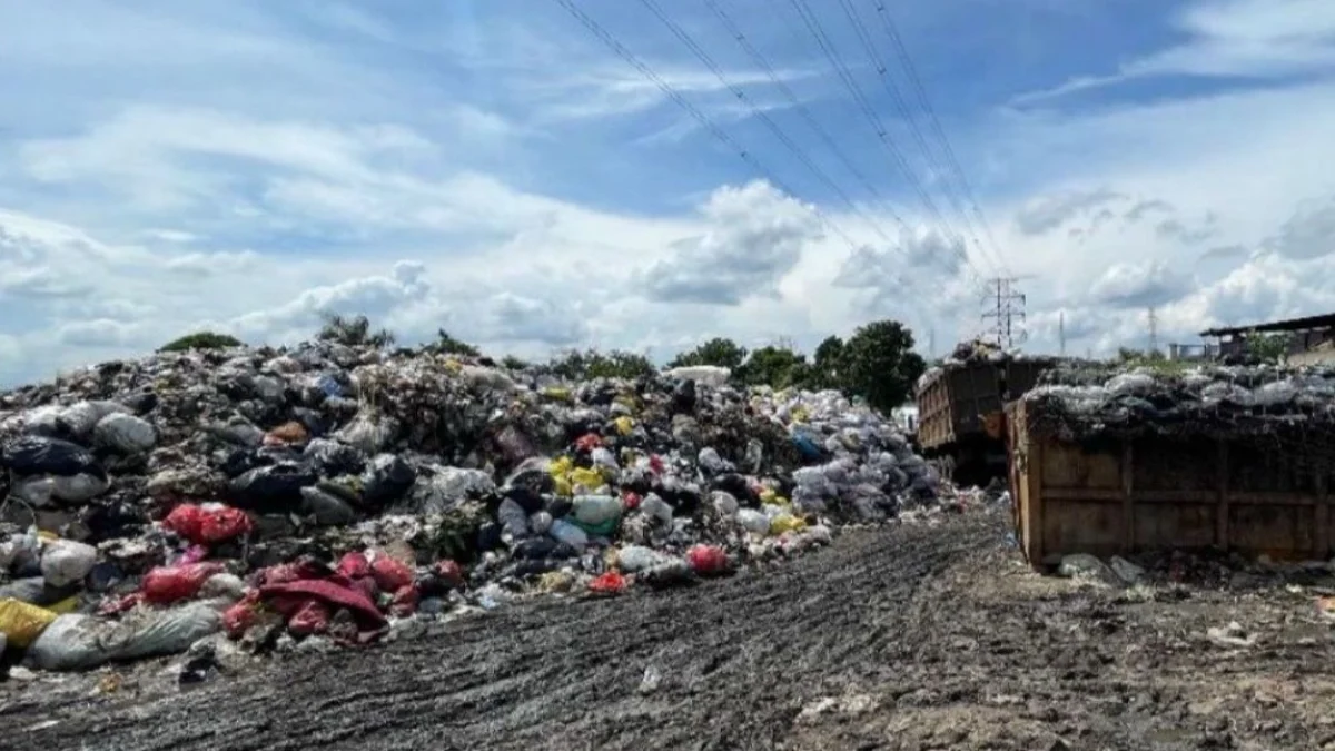 Ketua Komisi I DPRD KBB Soroti Pengelolaan TPSM di Lembang Ilustrasi: tumpukan sampah di UPTD kebersihan Bandung Barat. Dok Jabar Ekspres/Suwitno