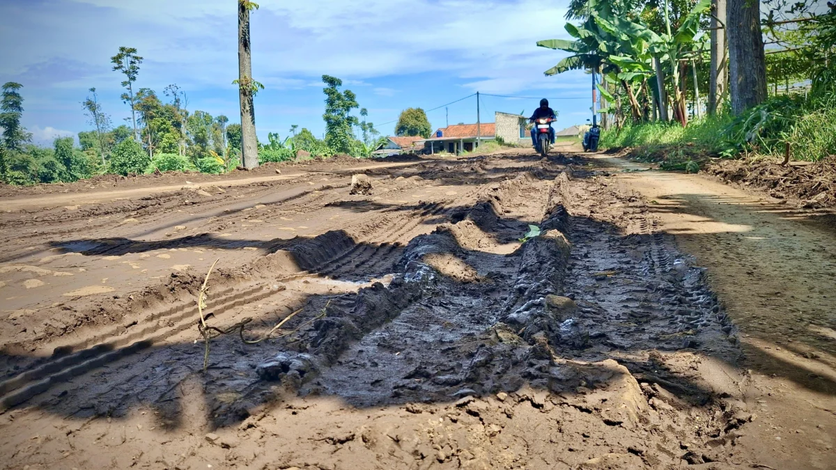 Kondisi jalan rusak di Kampung Salem Lapang, Desa Bojongkoneng, Kecamatan Ngamprah, Bandung Barat persulit angkut hasil pertanian. Dok Jabar Ekspres/Suwitno