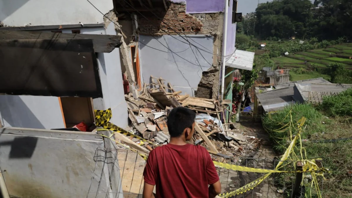 Kondisi Rumah Rusak Usai Tanah Amblas di Kawasan Gg Ikras 2, Cihanjuang, Kelurahan Cibabat, Kota Cimahi (mong)
