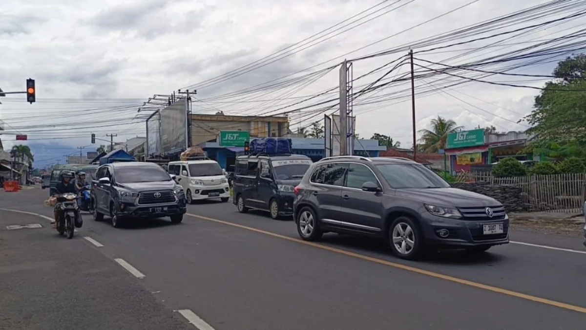 Arus balik kendaraan memadati jalur utama mudik di Kabupaten Ciamis Jawa Barat. Puncak arus balik terjadi pada Sabtu (5/4/2025) dengan jumlah kendaraan mencapai 88 ribu lebih. (Cecep Herdi/Jabar Ekspres)