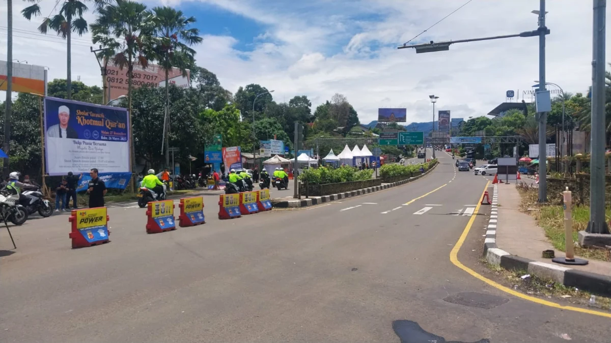 Situasi Simpang Gadog ketika Polres Bogor menerapkan one way dari arah Puncak menuju Jakarta, pada Rabu (2/4/2025). Foto: Regi