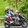 Pemudik menggunakan sepeda motor dengan muatan berlebih saat melintasi jalur Nagreg, Kabupaten Bandung, Jum'at (4/4). Foto: Dimas Rachmatsyah / Jabar Ekspres
