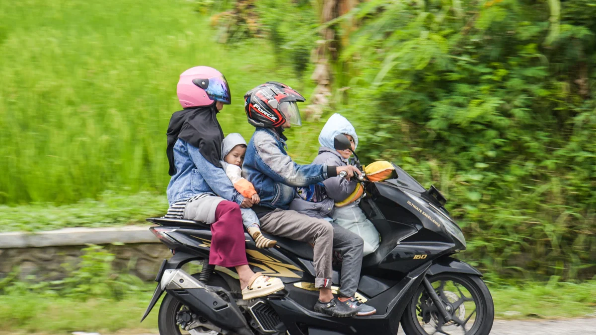 Pemudik Masih Memaksakan Perjalanan Pakai Sepeda Motor hingga Kapasitas Berlebih, Ini Bahaya yang Mengancam Pemudik menggunakan sepeda motor dengan muatan berlebih saat melintasi jalur Nagreg, Kabupaten Bandung, Jum'at (4/4). Foto: Dimas Rachmatsyah / Jabar Ekspres