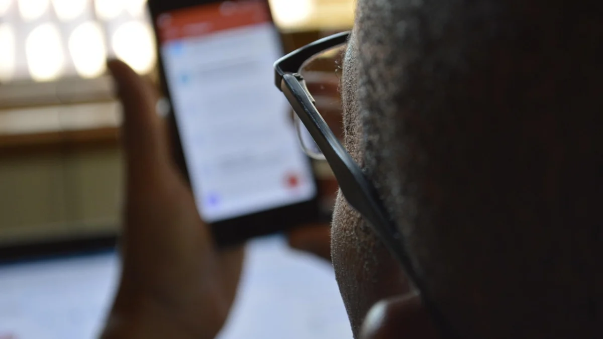 Ilustrasi siswa tengah bermain telepon genggam (handphone). (Dok. Pixabay)