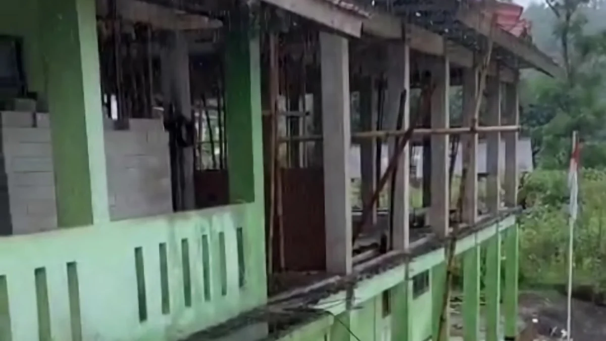 Bangunan Madrasah Ibtidaiyah Swasta (MIS) AL BA-ATS di Kampung Cimasuk, Desa Pamulihan, Kecamatan Pamulihan, Kabupaten Sumedang yang turut rusak oleh angin kencang.