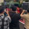 Tersangka DRK dibawa ke mobil tahanan oleh Kejaksaan Negeri Kota Banjar, Senin (21/4/2025). (Cecep Herdi/Jabar Ekspres)