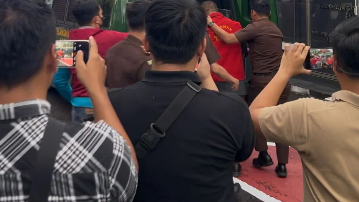 Tersangka DRK dibawa ke mobil tahanan oleh Kejaksaan Negeri Kota Banjar, Senin (21/4/2025). (Cecep Herdi/Jabar Ekspres)