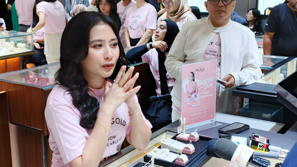Prilly Latuconsina saat menyapa fans di The Palace Jeweler Botani Square Bogor, Sabtu (19/4) Malam. (Yudha Prananda / Jabar Ekspres)