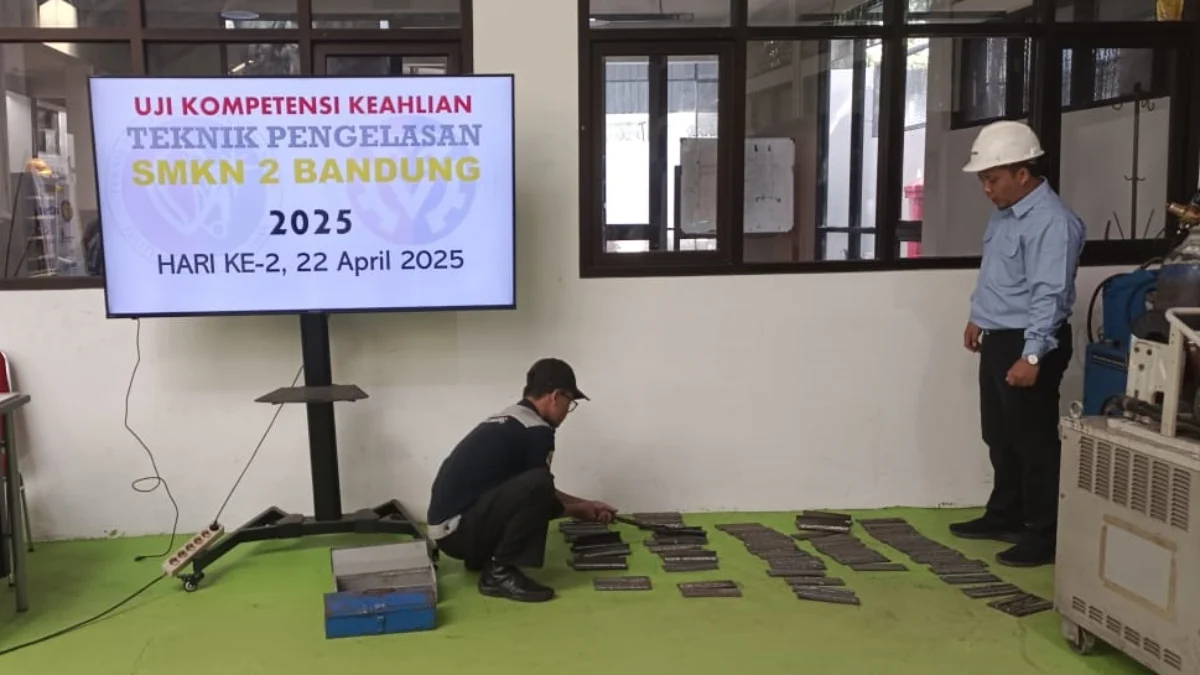 Salah seorang siswa SMKN 2 Bandung saat mengikui Uji Kompetensi Keahlian teknis pengelasan di ruang praktik, Selasa, 22 April 2025.