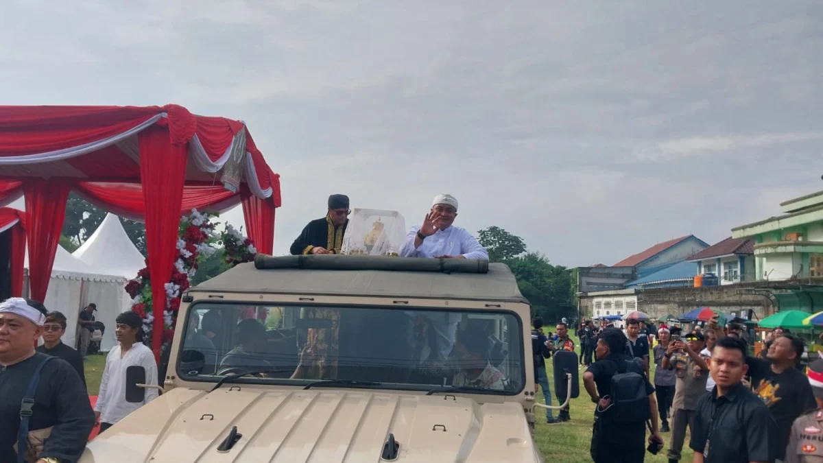 Radya Anom Keraton Sumedang Larang (kiri), Mahkota Binokasih Pajajaran (tengah), Bupati Bogor Rudy Susmanto (kanan) saat hendak melakukan kirab mahkota menuju kompleks Pemkab Bogor, pada Senin (21/4/2025). Foto: Regi