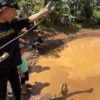 Tangkapan layar beberapa warga di Kecamatan Panumbangan Kabupaten Ciamis Jawa Barat memancing ikan di jalan kabupaten yang rusak. Video aksi protes jalan rusak itu kemudian viral di media sosial.