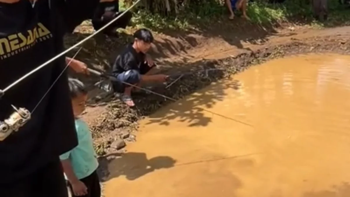 Tangkapan layar beberapa warga di Kecamatan Panumbangan Kabupaten Ciamis Jawa Barat memancing ikan di jalan kabupaten yang rusak. Video aksi protes jalan rusak itu kemudian viral di media sosial.
