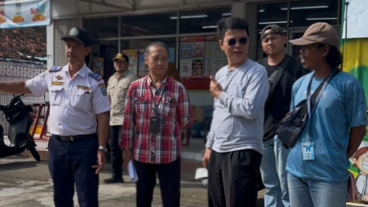 Tim gabungan saat menyisir sejumlah juru parkir di toko modern di Kota Banjar, Jumat (11/4/2025). (Cecep Herdi/Jabar Ekspres)