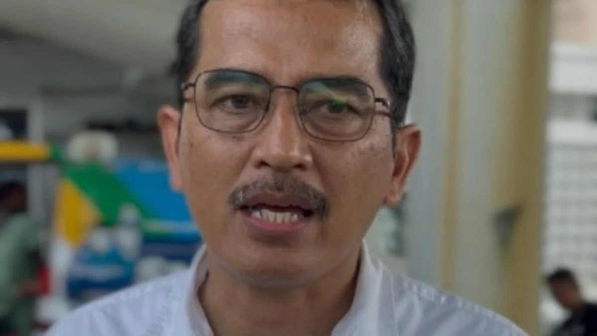 Kepala P3DW Kota Banjar, Benny Suranata saat diwawancara disela pelayanan pajak kendaraan bermotor uang membludak di kantornya, Rabu (9/4/2025). (Cecep Herdi/Jabar Ekspres)