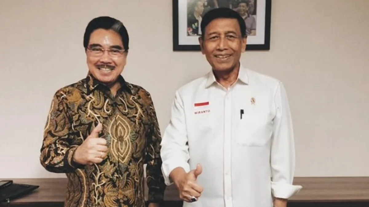 Ilustrasi: Hotma Sitompul (kiri) mengabadikan momen bersama Wiranto. (Foto: Instagram / hotmasitompoelofficial)