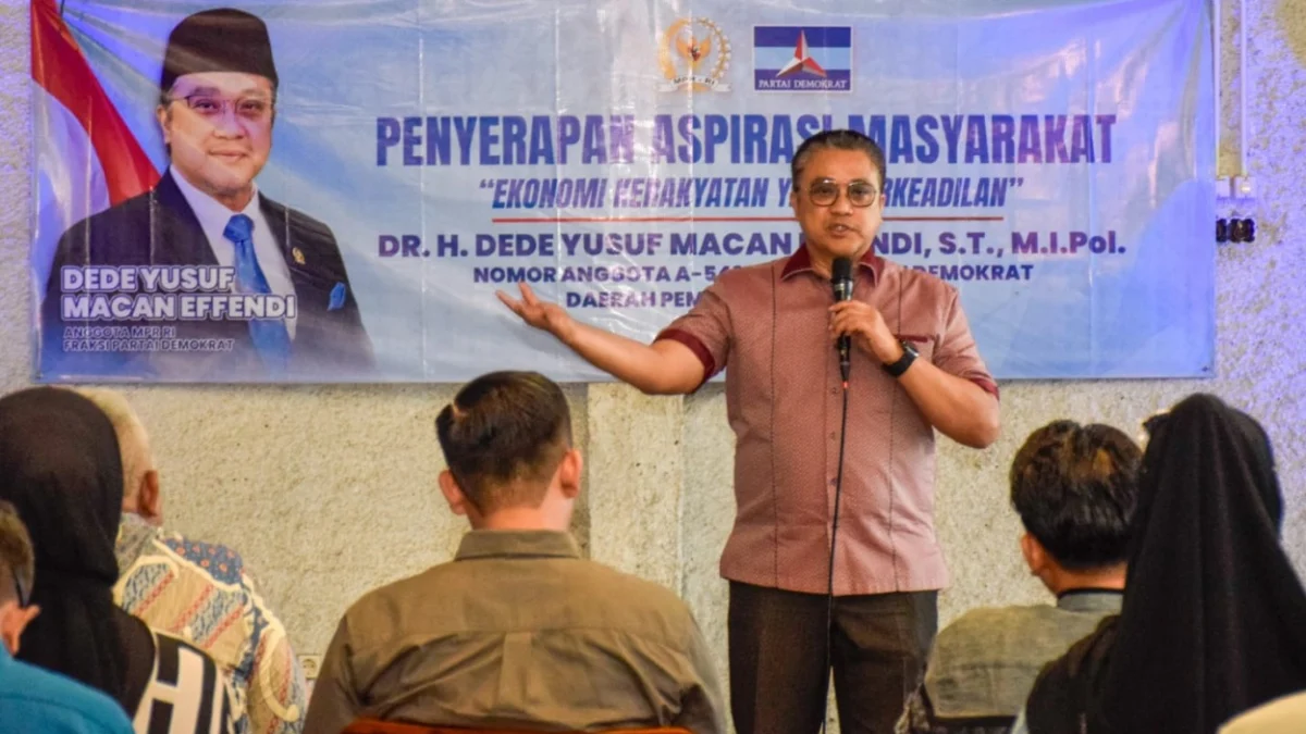 Anggota MPR RI Dede Yusuf Macan Effendi saat menyambangi Kecamatan Cangkuang untuk menyerap aspirasi warga. (Jabar Ekspres)