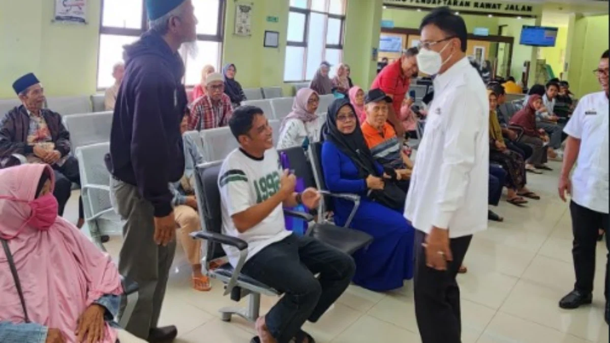 Bupati Kritik Keterbatasan RSUD Ciamis, Alat Medis Tak Lengkap hingga SDM Dipertanyakan Bupati Ciamis Herdiat Sunarya saat mengecek pelayanan di RSUD Ciamis baru-baru ini. Ia mengkritik keterbatasan alat dan SDM di rumah sakit pamerintah itu. (Cecep Herdi/Jabar Ekspres)