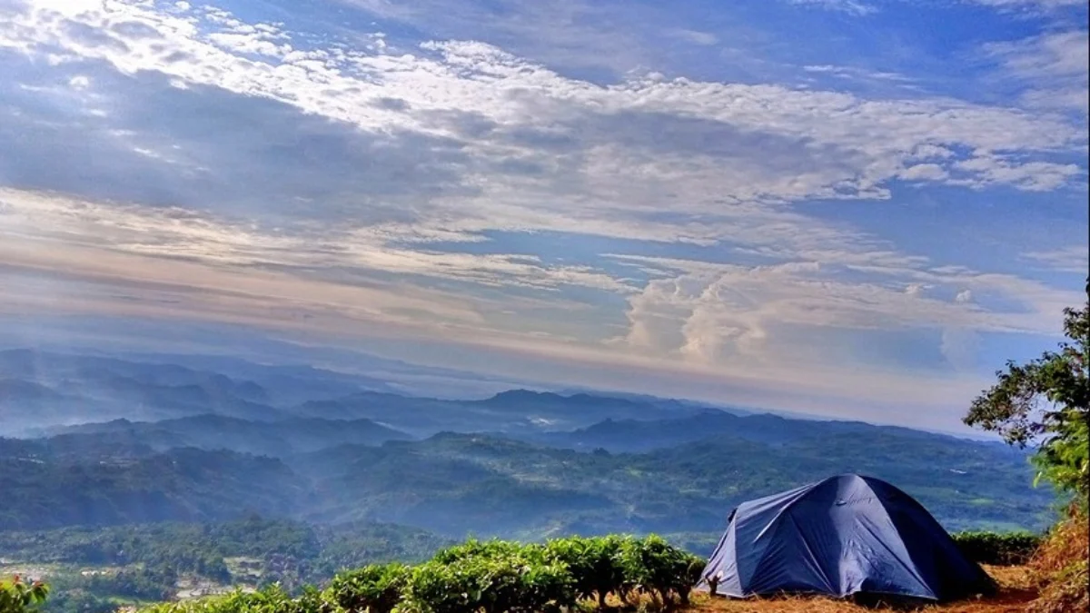 jauh dari kebisingan kota, tentunya Gunung Luhur Langit Taraju Tasikmalaya merupakan pilihan yang cocok untuk kamu datangi.