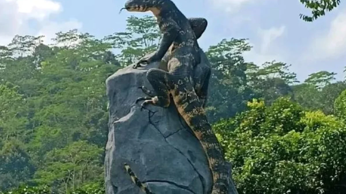 Viral Patung Tugu Biawak di Wonosobo Terlihat Mirip Asli Viral Patung Tugu Biawak di Wonosobo Terlihat Mirip Asli