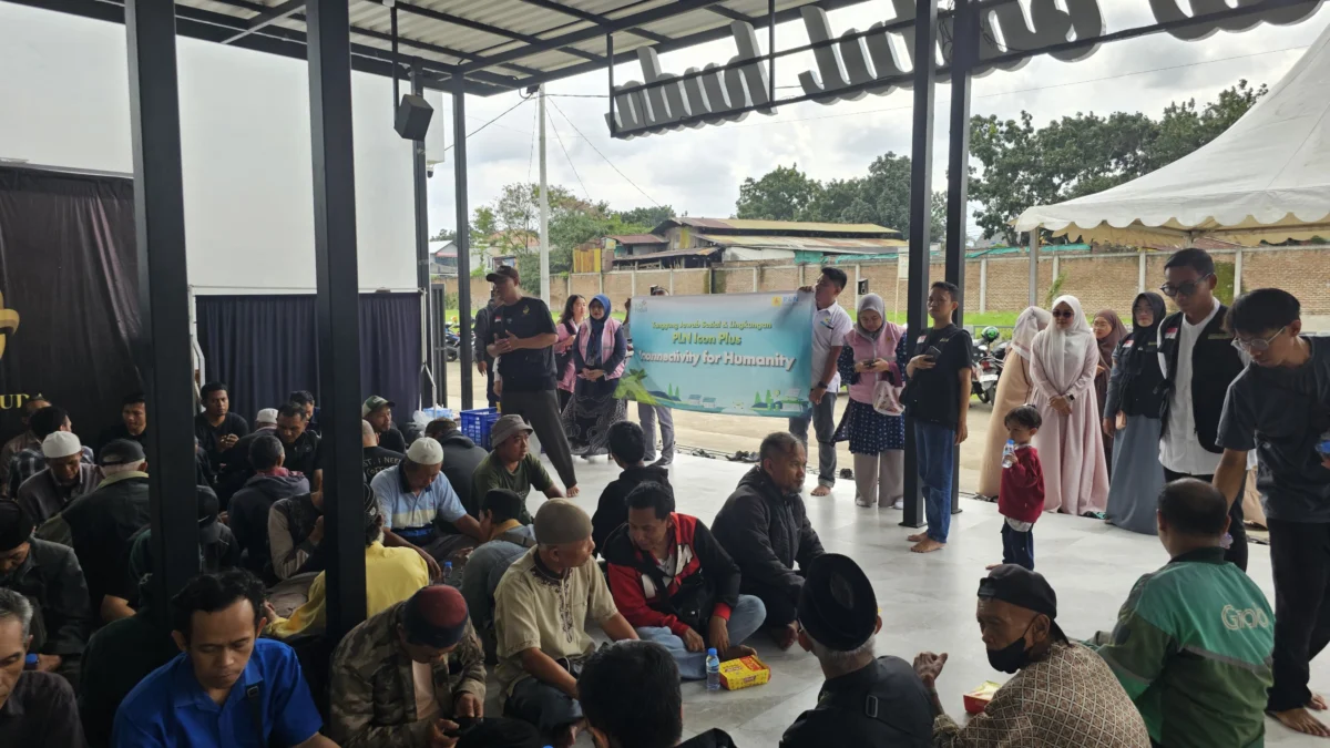 Makan siang gratis yang diselenggarakan Srikandi PLN Icon Plus SBU Regional Jawa Barat bersama Masjid Baitul Huda