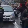 Polisi di Puncak kawal ibu hamil di tengah macet/Foto: Istimewa/