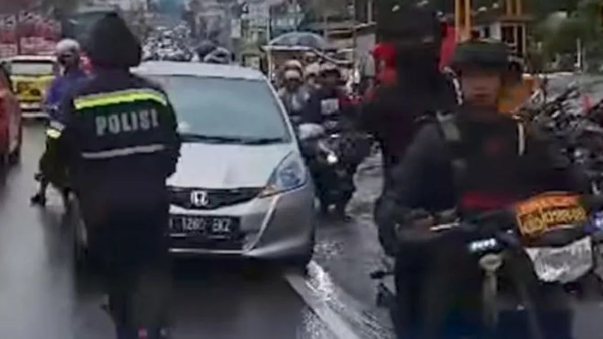Polisi di Puncak kawal ibu hamil di tengah macet/Foto: Istimewa/