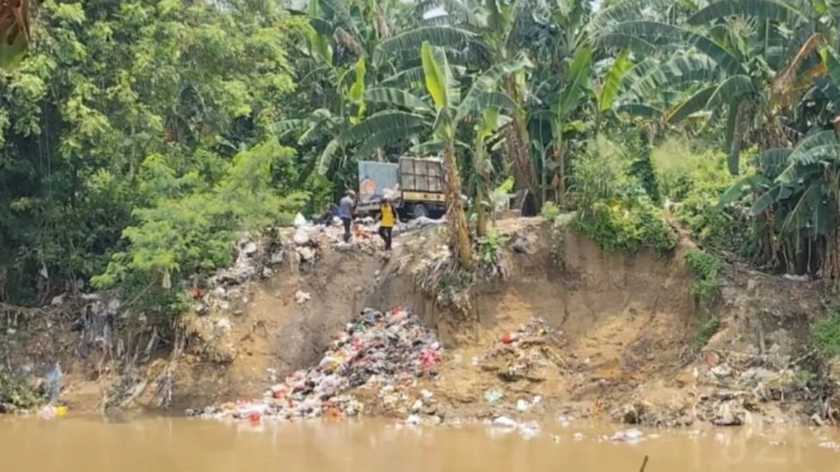 Video Viral Mobil Bak Buang Sampah ke Kali Bekasi Bikin Netizen Geram