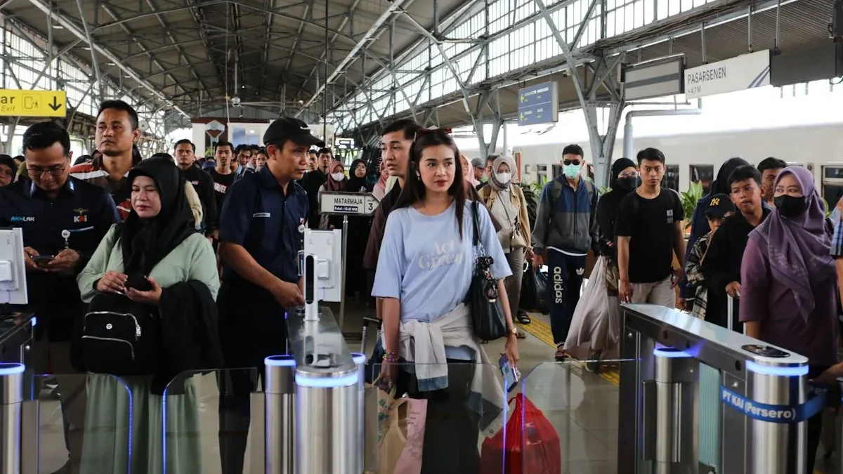 Gunakan Teknologi Pengenalan Wajah, KAI Hemat Rp399 Juta Sejumlah penumpang kereta api sedang mengantri dalam proses boarding.