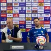 Persib Bakal Layangkan Surat Protes Soal Kepemimpinan Wasit Kontra Barito Putera Pelatih Persib Bandung, Bojan Hodak (Kiri) dan Marc Klok (Kanan) saat hadiri sesi post match sesuai laga kontra Barito Putera, Jumat (9/5). (Sadam Husen / JE)