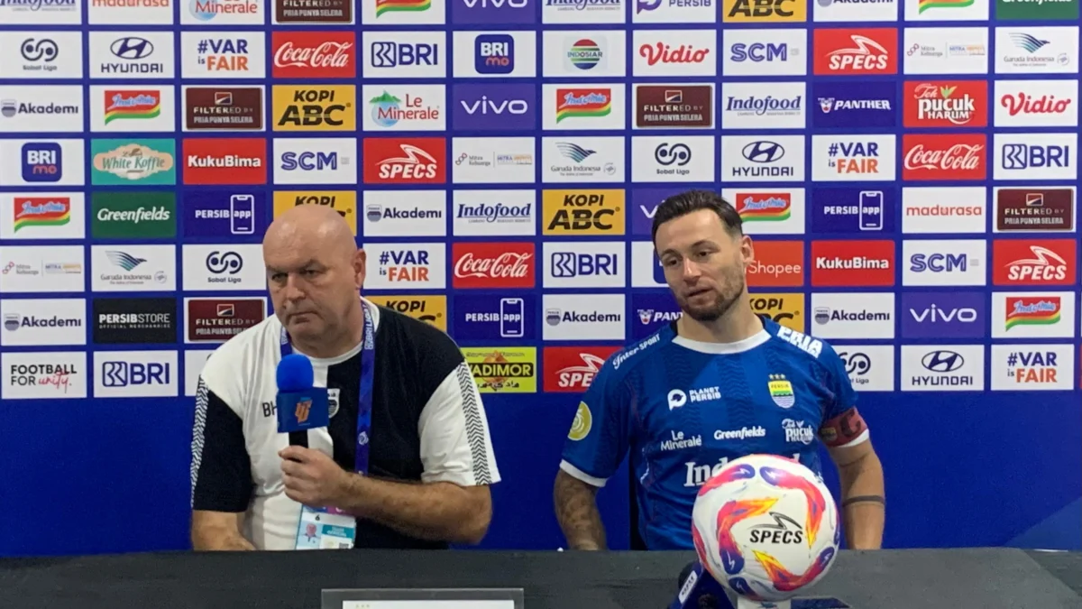 Pelatih Persib Bandung, Bojan Hodak (Kiri) dan Marc Klok (Kanan) saat hadiri sesi post match sesuai laga kontra Barito Putera, Jumat (9/5). (Sadam Husen / JE)
