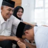 ILUSTRASI berbakti pada orang tua.