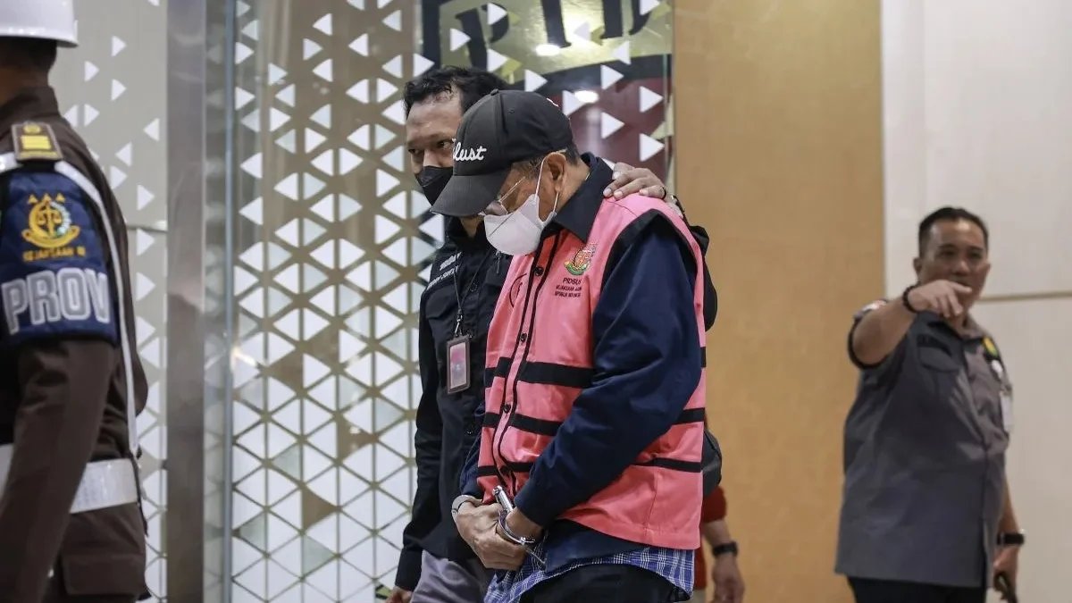 Dirut Ditangkap atas Dugaan Korupsi, Wamenaker Minta Sritex Tetap Bayar Pesangon Mantan Dirut Bank DKI Zainudin Mapa (tengah) dikawal petugas menuju mobil tahanan usai menjalani pemeriksaan di Gedung Bundar Jampidsus Kejaksaan Agung (Kejagung), Jakarta, Rabu (21/5/2025). (foto/ANTARA)