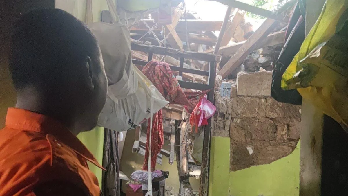 Rumah Ibu Tunggal di Sukaraja Ambruk Dihantam Hujan Deras, Butuh Bantuan Perbaikan Rumah Ibu Tunggal di Sukaraja Ambruk Dihantam Hujan Deras, Butuh Bantuan Perbaikan