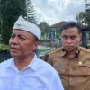 Sekda Jabar Herman Suryatman didampingi Kadisdik Jabar, Deden saat meninjau siswa SMA/SMK masuk barak militer di Rindam III Siliwangi, Lembang, KBB. Senin (5/5). Dok Jabar Ekspres/Suwitno