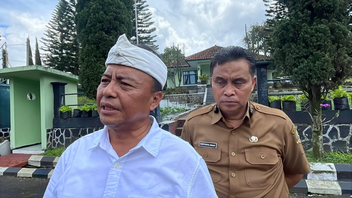 Sekda Jabar Herman Suryatman didampingi Kadisdik Jabar, Deden saat meninjau siswa SMA/SMK masuk barak militer di Rindam III Siliwangi, Lembang, KBB. Senin (5/5). Dok Jabar Ekspres/Suwitno