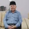 Rektor Universitas Islam Bandung, Prof Dr H Edi Setiadi saat memberikan tanggapan kondisi Kota Bandung menjelang 100 hari kerja Wali Kota dan Wakil Wali Kota Bandung di ruang kerjanya, Gedung Rektorat Unisba Jalan Tamansari, Kota Bandung, Selasa (21/5).