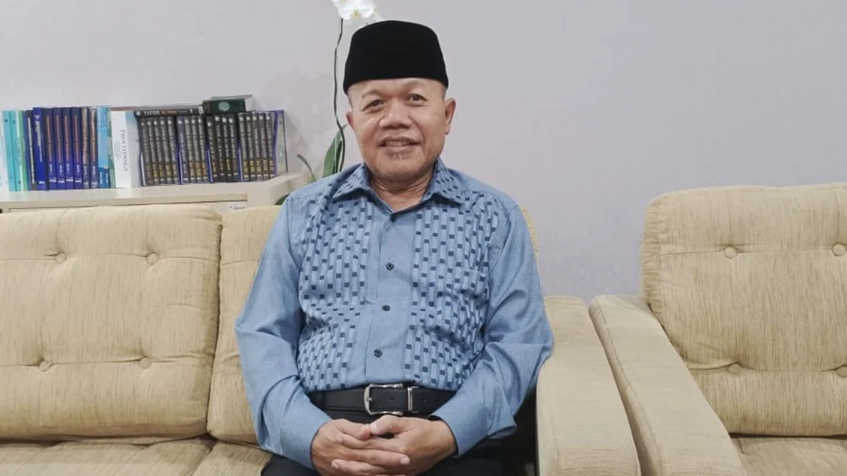 Rektor Universitas Islam Bandung, Prof Dr H Edi Setiadi saat memberikan tanggapan kondisi Kota Bandung menjelang 100 hari kerja Wali Kota dan Wakil Wali Kota Bandung di ruang kerjanya, Gedung Rektorat Unisba Jalan Tamansari, Kota Bandung, Selasa (21/5).