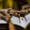 Membaca Surat Albqarah yang banyak keutamaannya. (freepik)